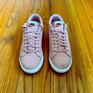 Womens like new NIKE sneakers size 8.5